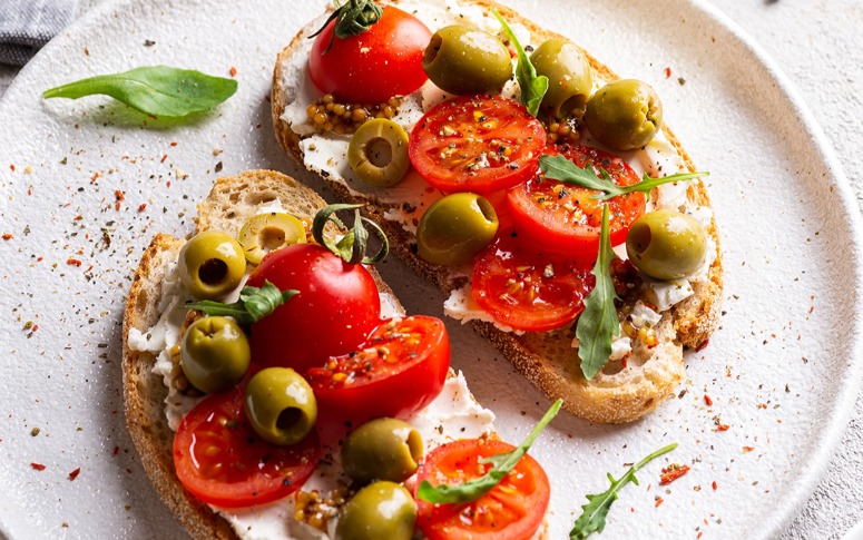 Egy falat lazaság – bruschetta, olívával, krémes túróval, paradicsommal